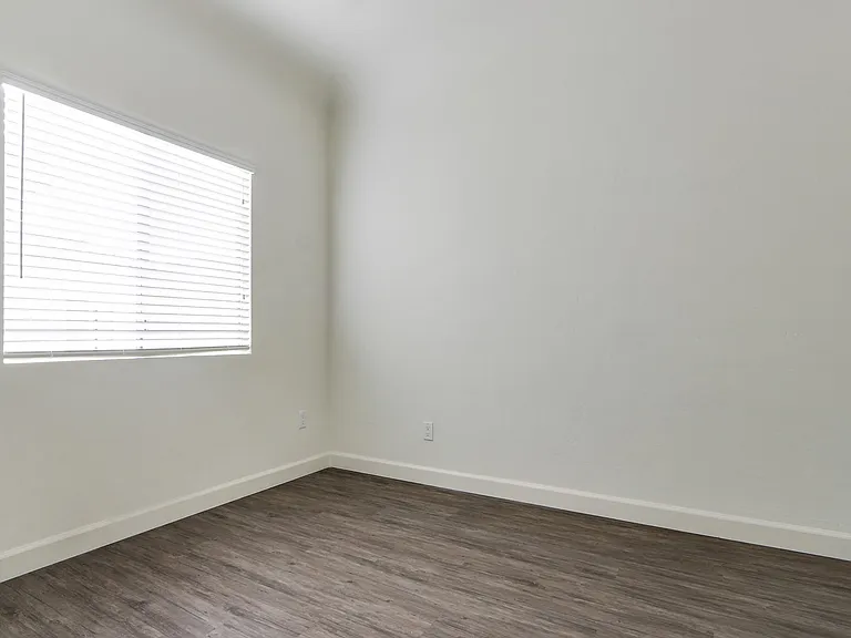 232 S Reeves Dr — Photo 26
