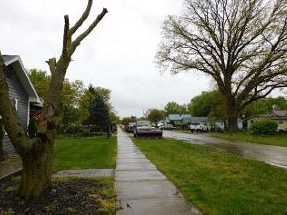 Exterior Neighborhood (street photo)