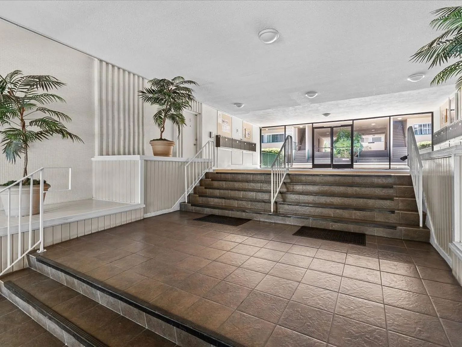Encino Plaza Apartments — Photo 3