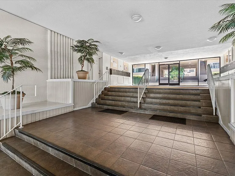 Encino Plaza Apartments — Photo 3