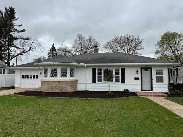 1203 E Memorial Dr, Janesville, WI 53545