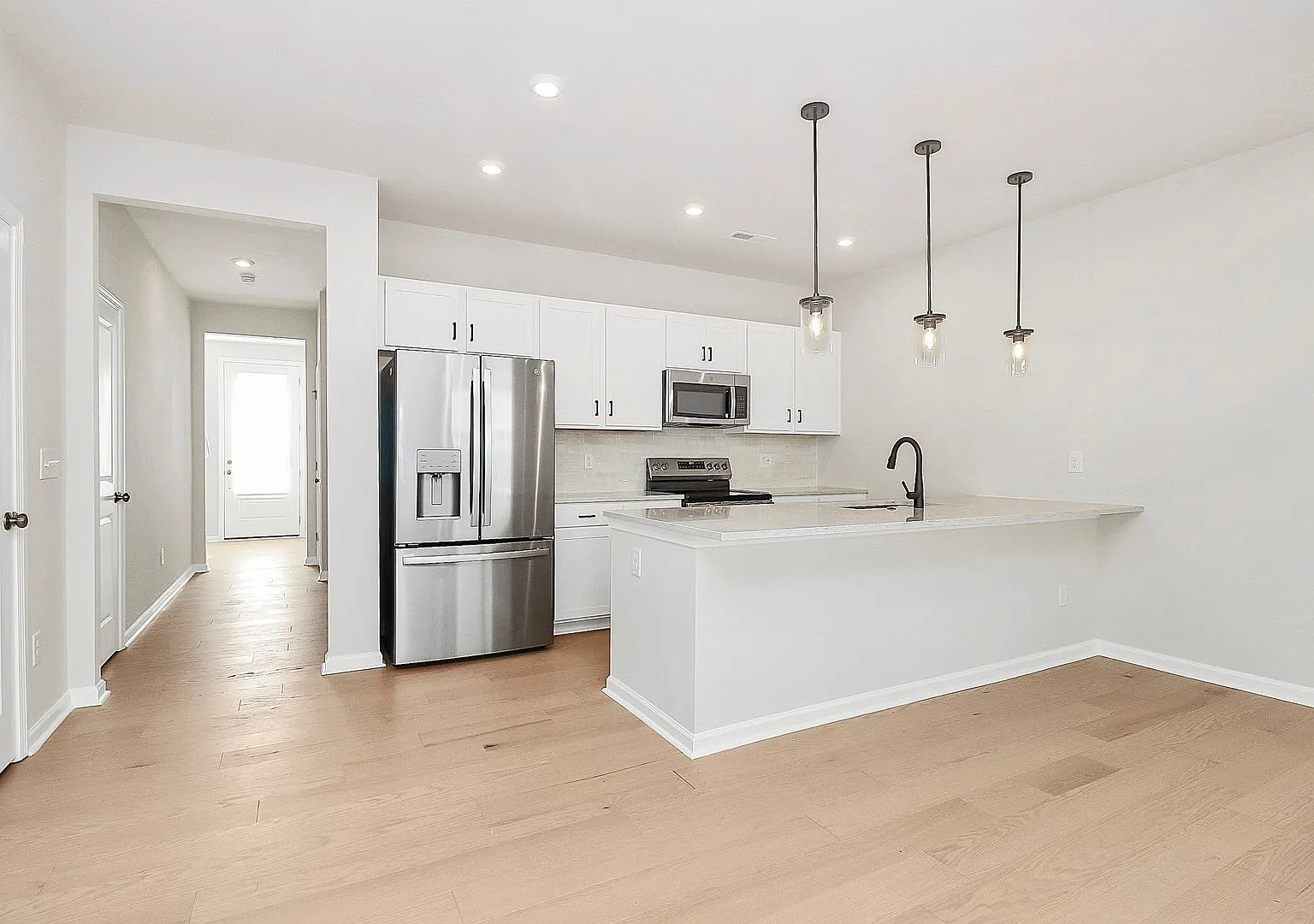 Beautiful Three Bedroom Townhome in Fifteen Cannon Community! — Photo 4