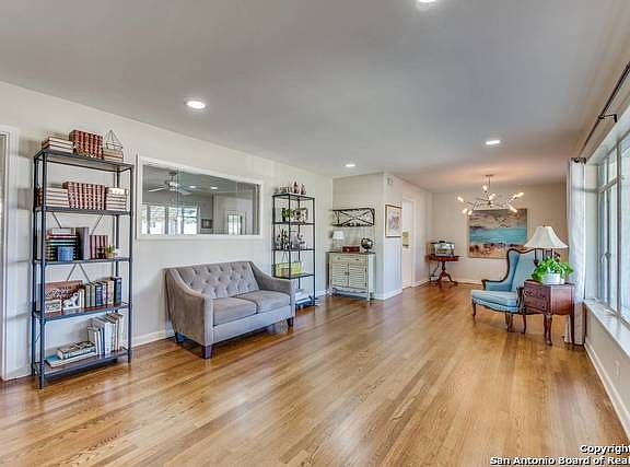 5th image of 514 Woodcrest Dr