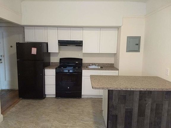2nd image of 916 41st St APT 1