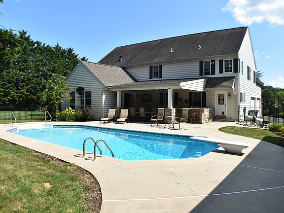 2nd image of 13 Quail Hill Ln