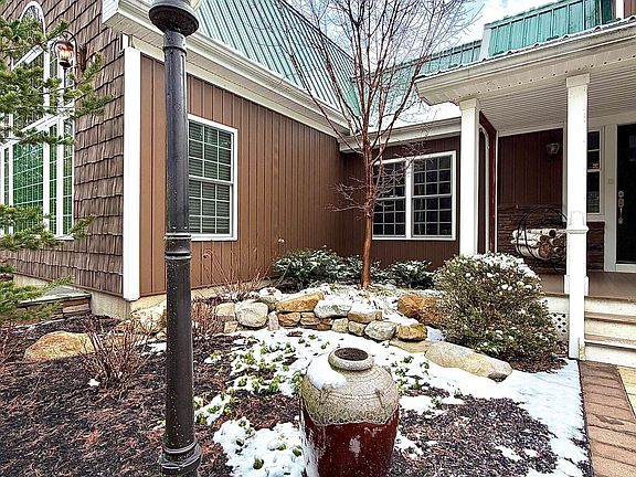 4th image of 951 Mountain Rd