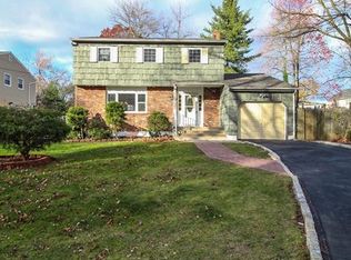 8 Dellview Dr, Edison, NJ 08820