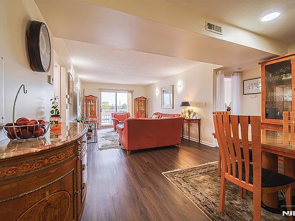 4th image of 38 Moonachie Rd APT 402