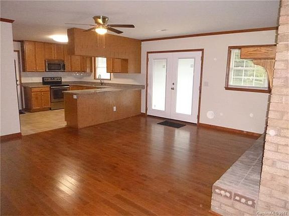 5th image of 218 Valley St