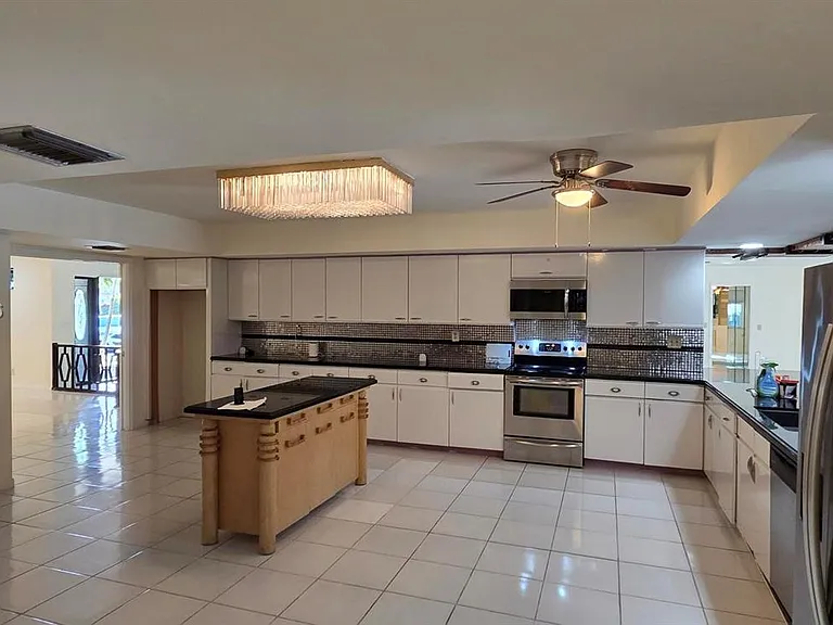 5860 SW 8th St — Photo 9