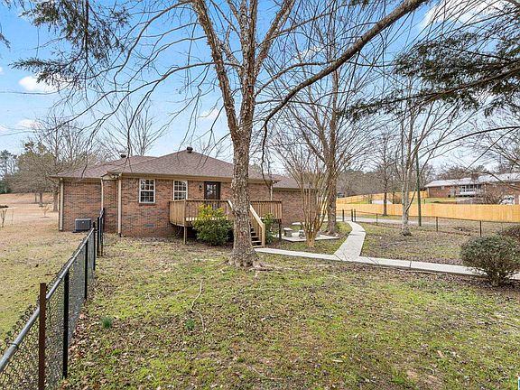 4th image of 615 Maple St