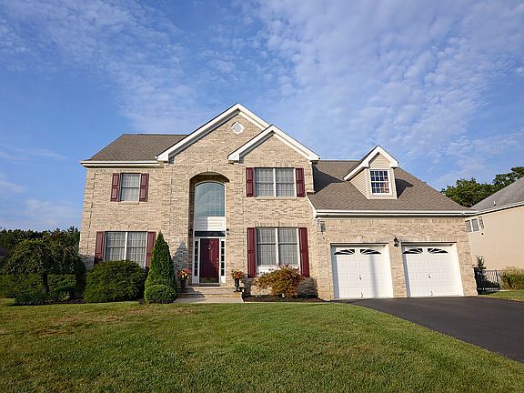 3rd image of 384 Brentwood Ave