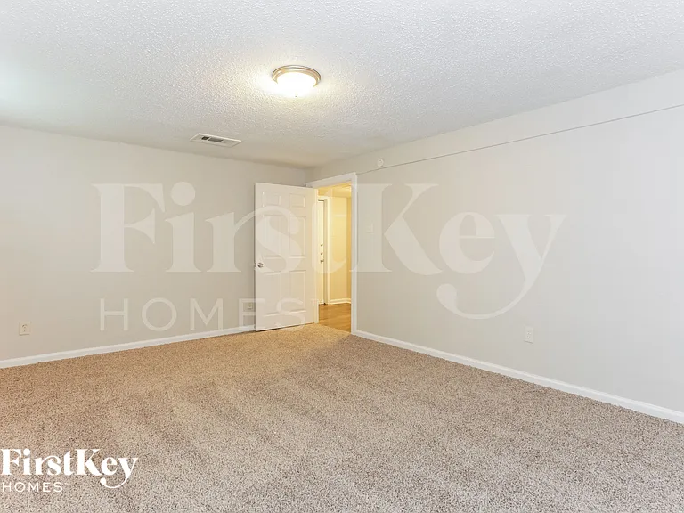 917 Montclair Dr — Photo 9