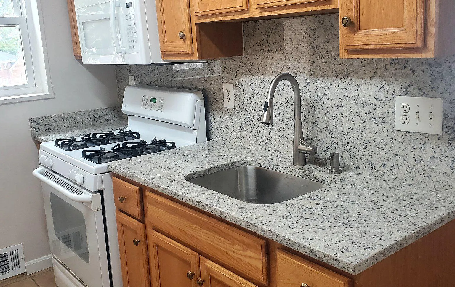 4 bed, 4.5 bath, 1888 sqft, $3,450 — Photo 2