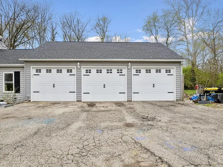 670 Davis Ln — Photo 4