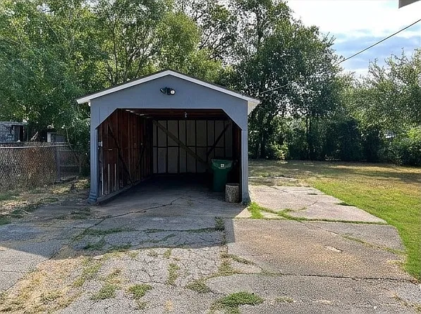 815 Barnes St — Photo 3