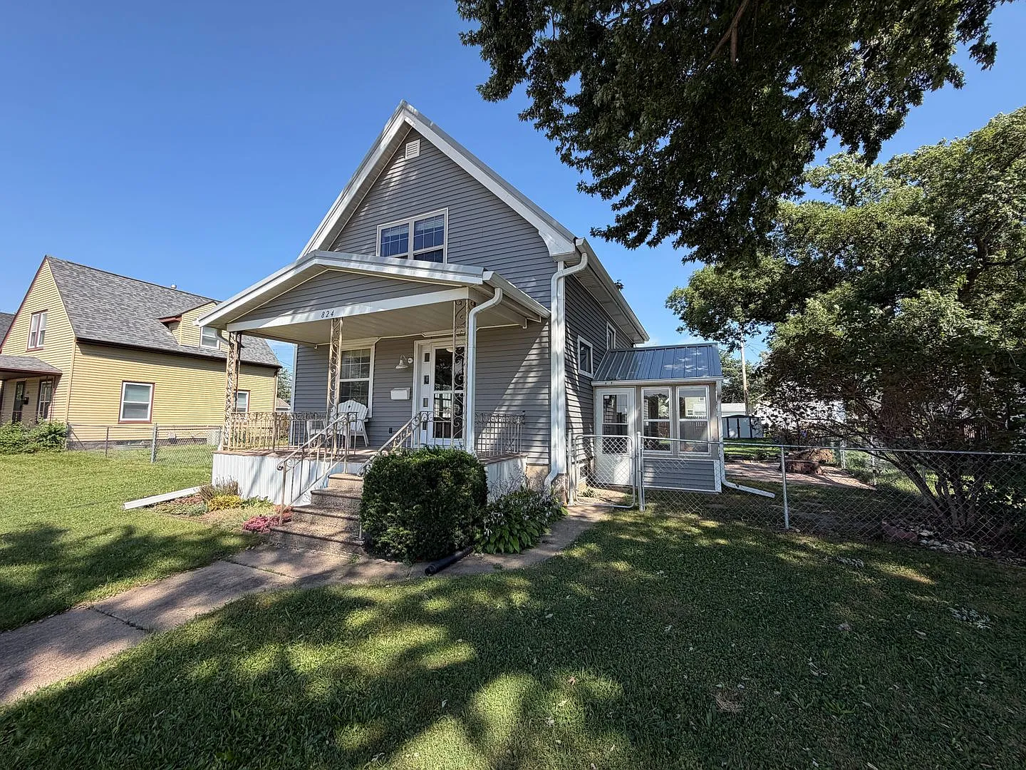 $2,000 | 3 Bedroom 2 Bath | 2 Car Detached Garage | Large Fenced Backyard — Photo 3