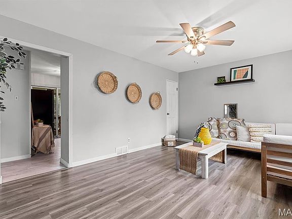 5th image of 244 Floralea Pl