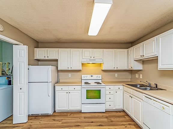 4th image of 2104 W Knox St Unit B