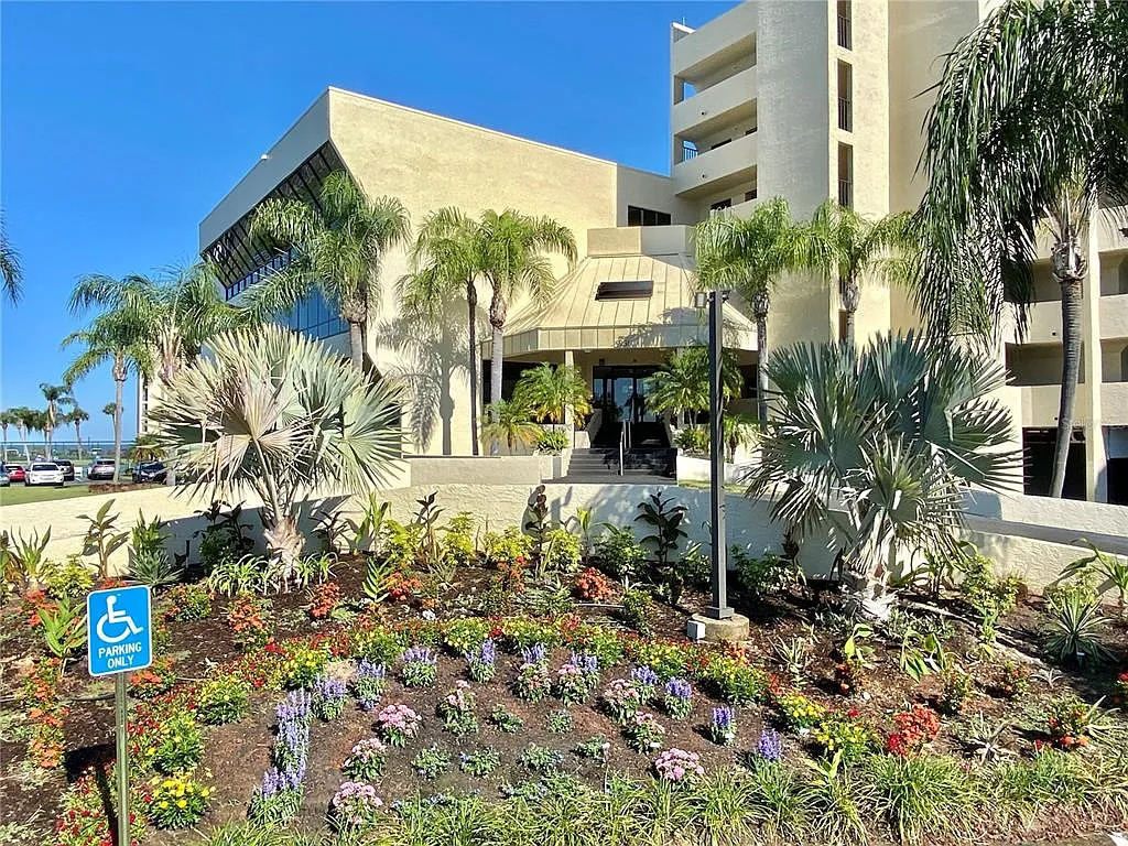 2 bed, 2.0 bath, 950 sqft, $2,400 — Photo 2