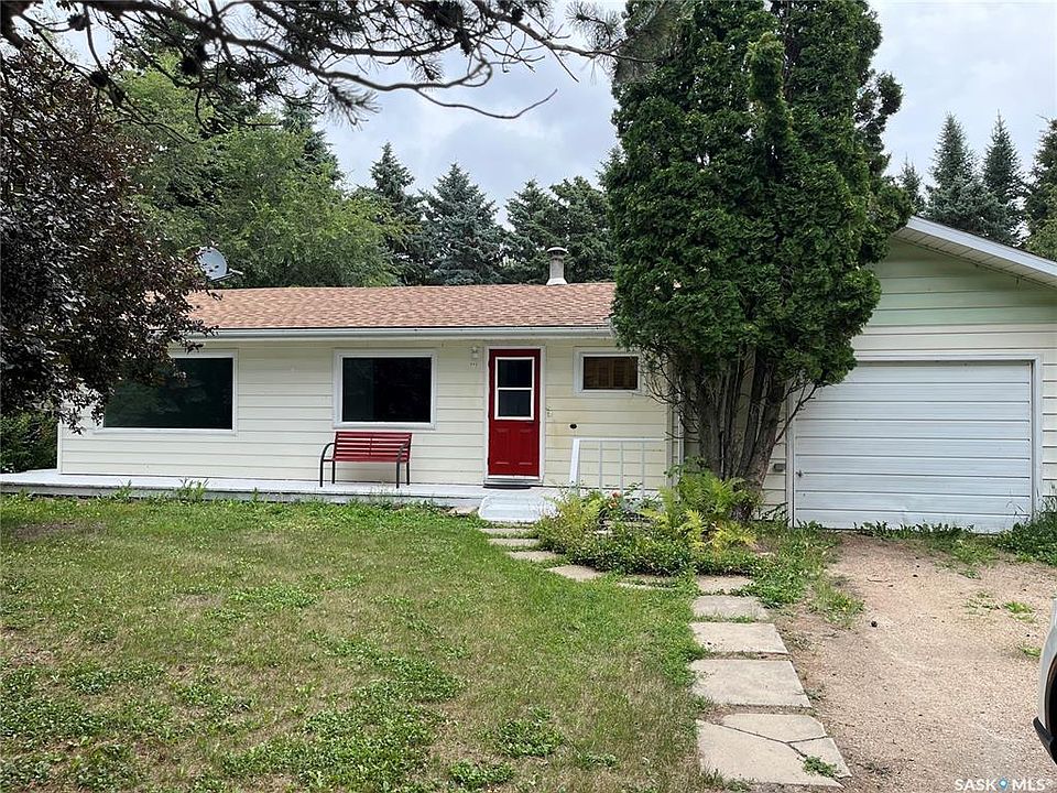 1st image of 443 1st St E
