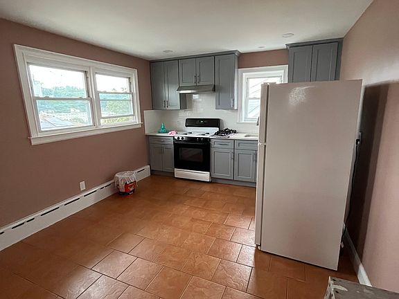 4th image of 123 Woodland Ave