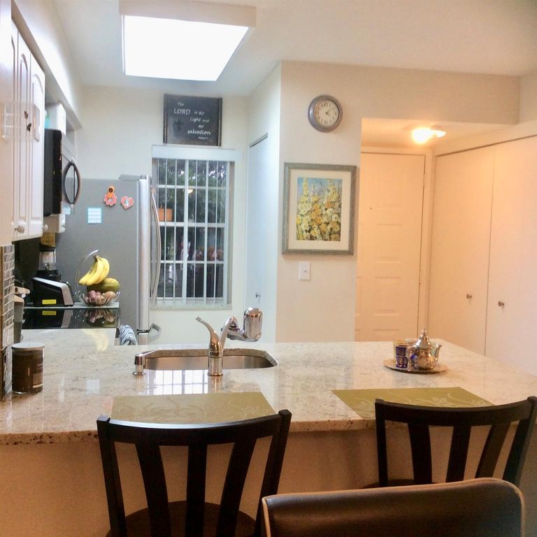 2220 N Cypress Bend Dr APT 104, photo 3