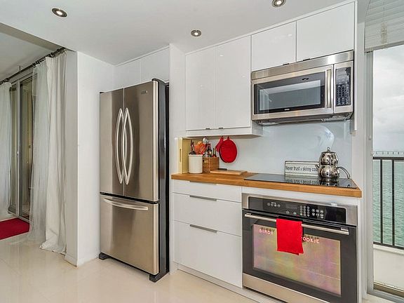 4th image of 801 N Venetian Dr #901