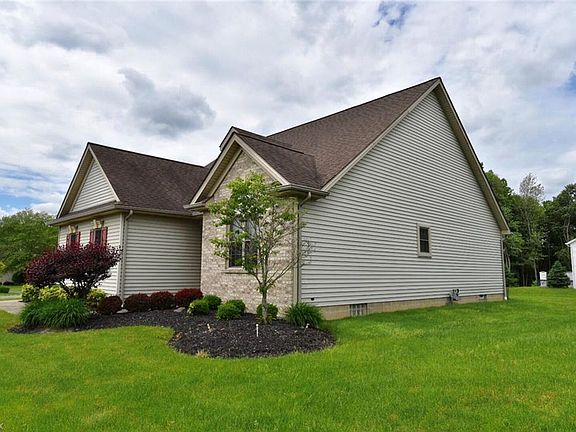 4th image of 19 Walker Cir