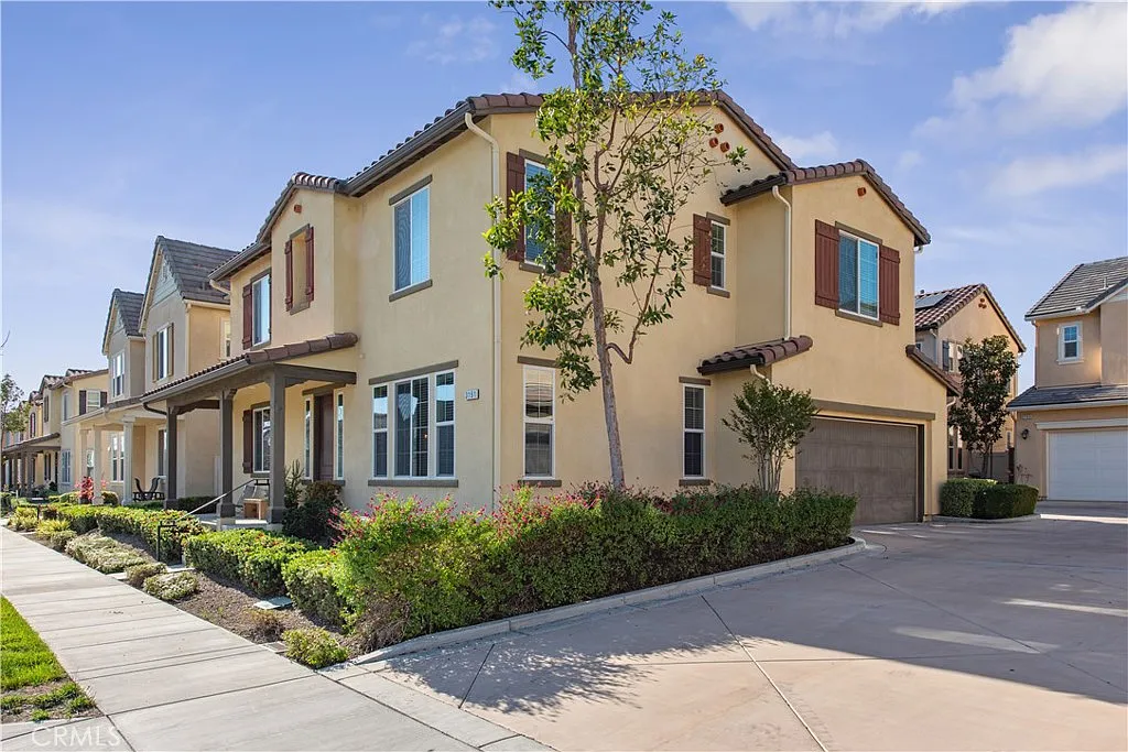 4 bed, 2.5 bath, 2179 sqft, $3,550 — Photo 1