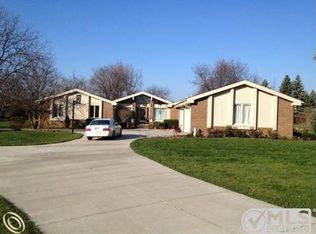 4250 Ewell Ct, Bloomfield Hills, MI 48302