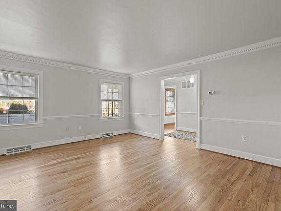 5th image of 102 Southgate Ave