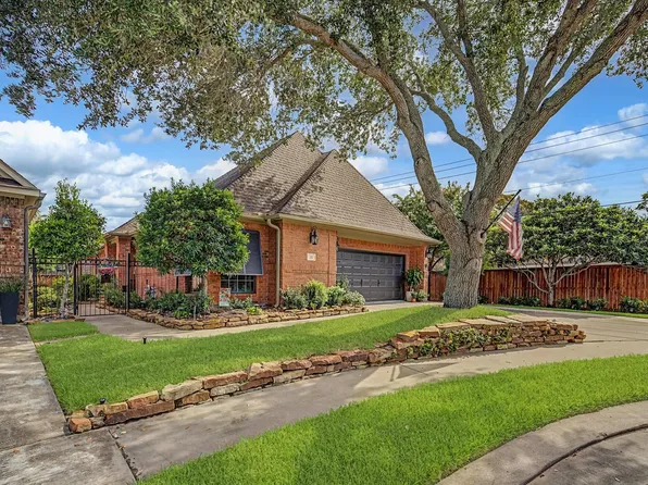 22 Red Oak Ct, Lake Jackson, TX 77566