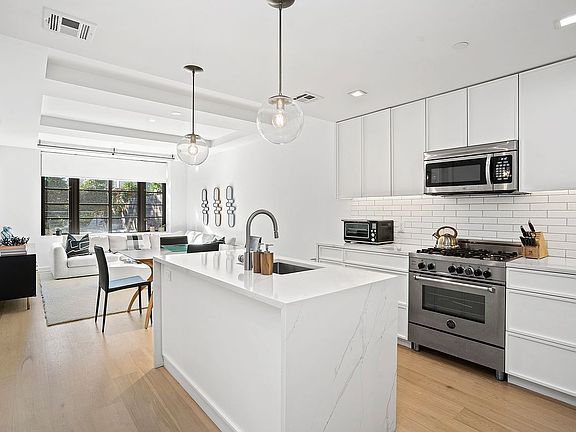 2nd image of 537 Lorimer St #102