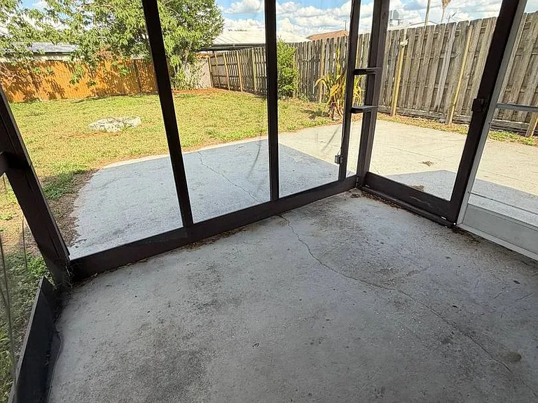 1035 N Davis Ave — Photo 9