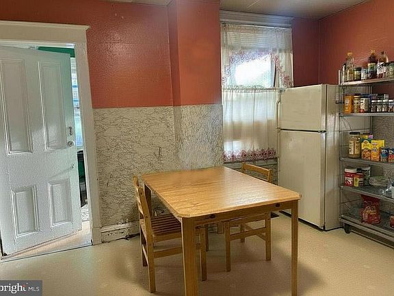 5th image of 702-704 E Chestnut St