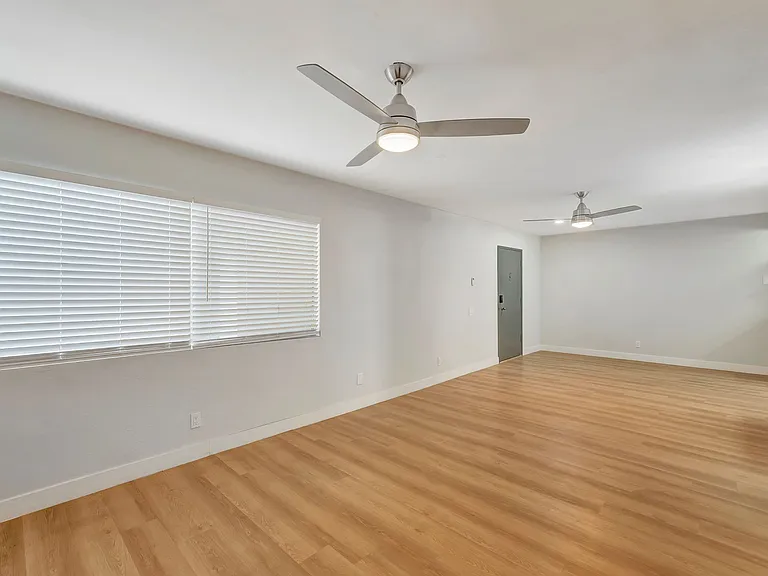 Palm View Village Inglewood — Photo 9