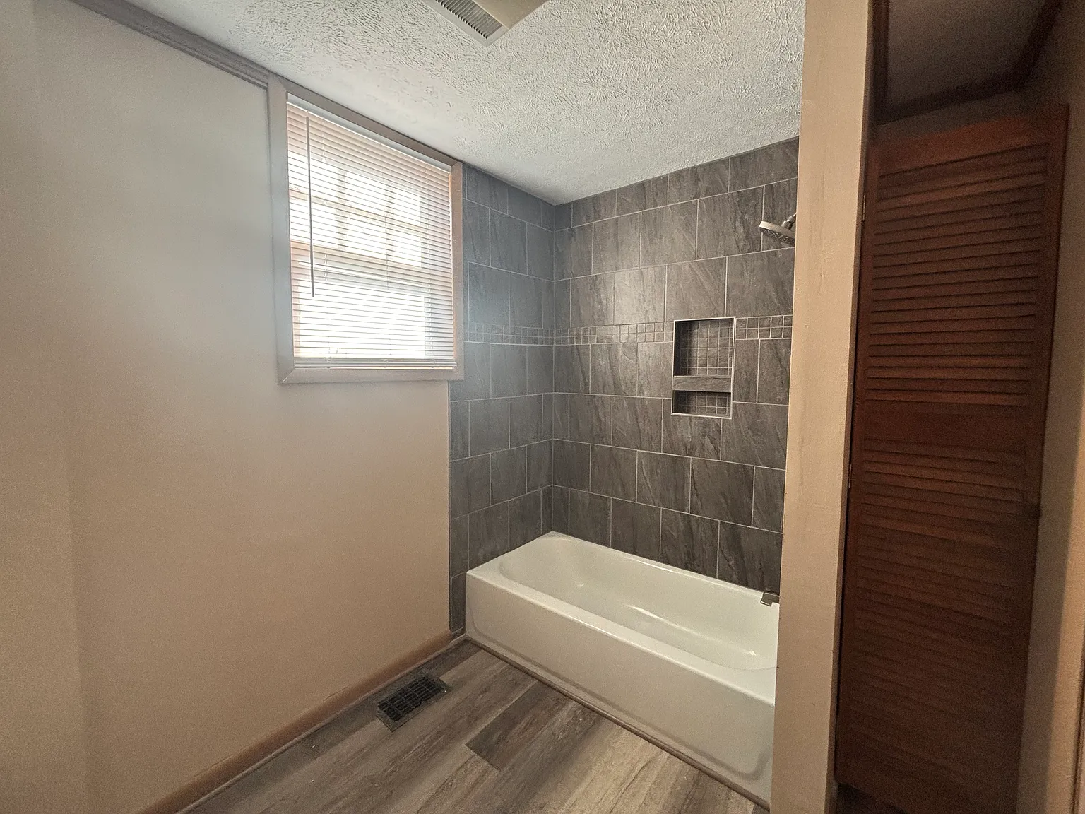 318 N Main St — Photo 4