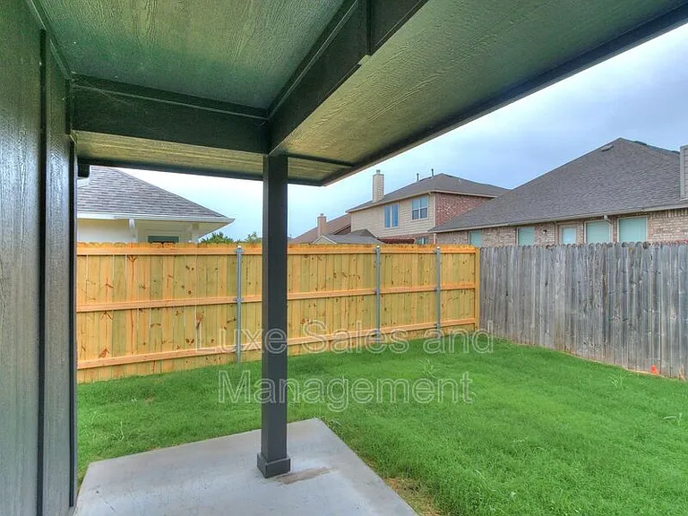 8003 NW 105th Ter — Photo 30
