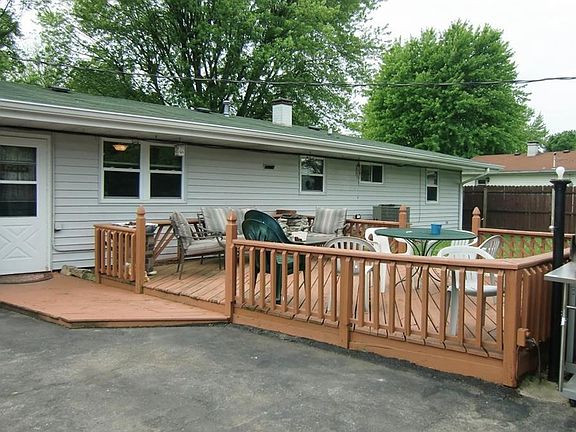 Large wood deck for outside enyoyment.