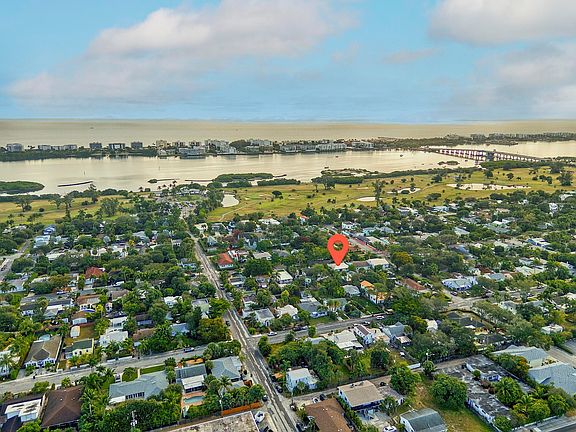 3rd image of 611 N Palmway