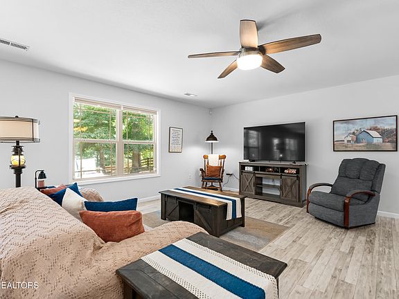 4th image of 190 Logan Ln