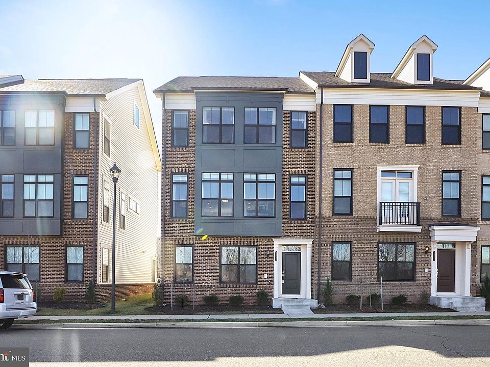 1st image of 43225 Clarendon Sq