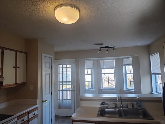 5th image of 221 Lantana Ln #B