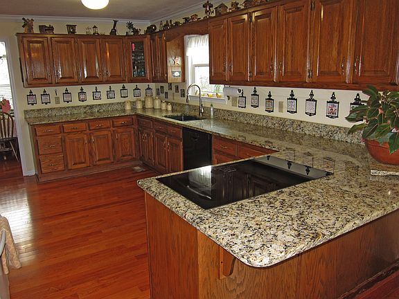  Spacious Kitchen for Entert