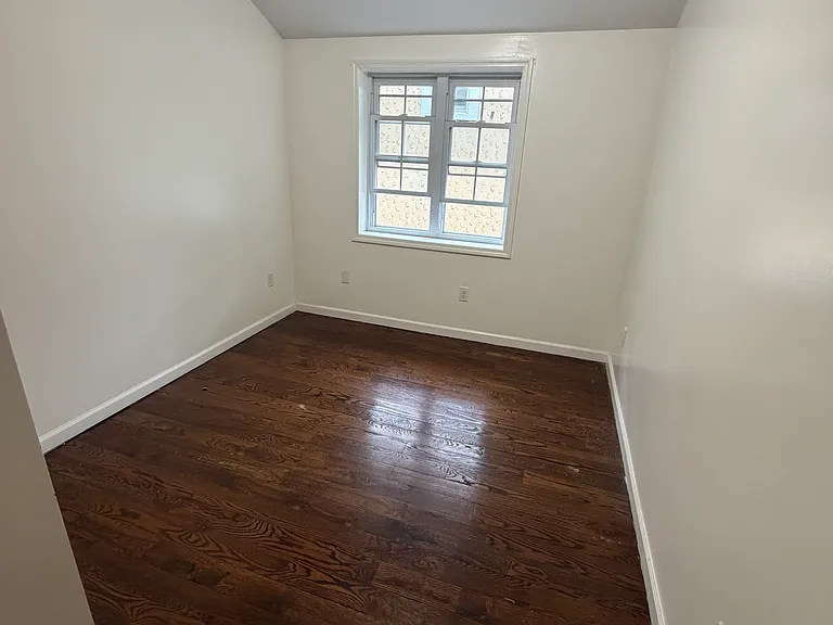 2721-2723 Hering Ave #2 — Photo 3