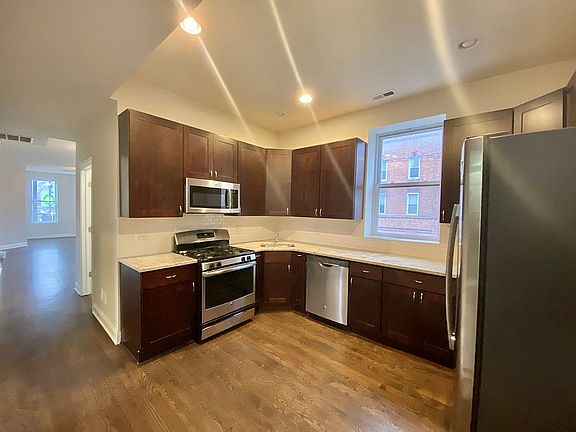 3rd image of 959 N Western Ave APT 2