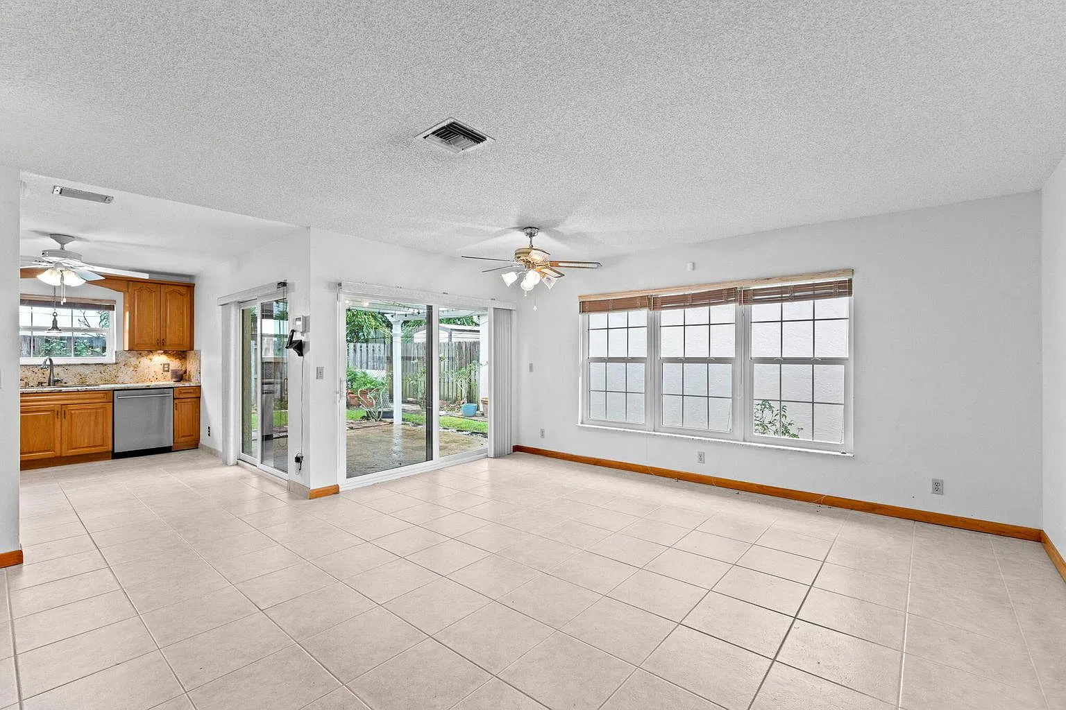 3 bed, 2.0 bath, 1471 sqft, $3,600 — Photo 4