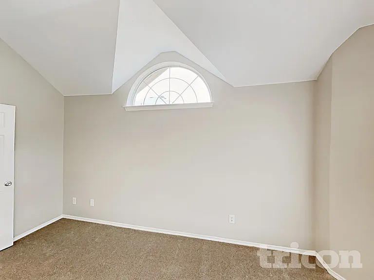 1013 Kingsley Dr — Photo 10