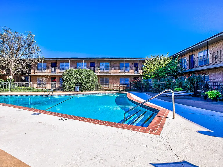 The Crestmont Apartments — Photo 9
